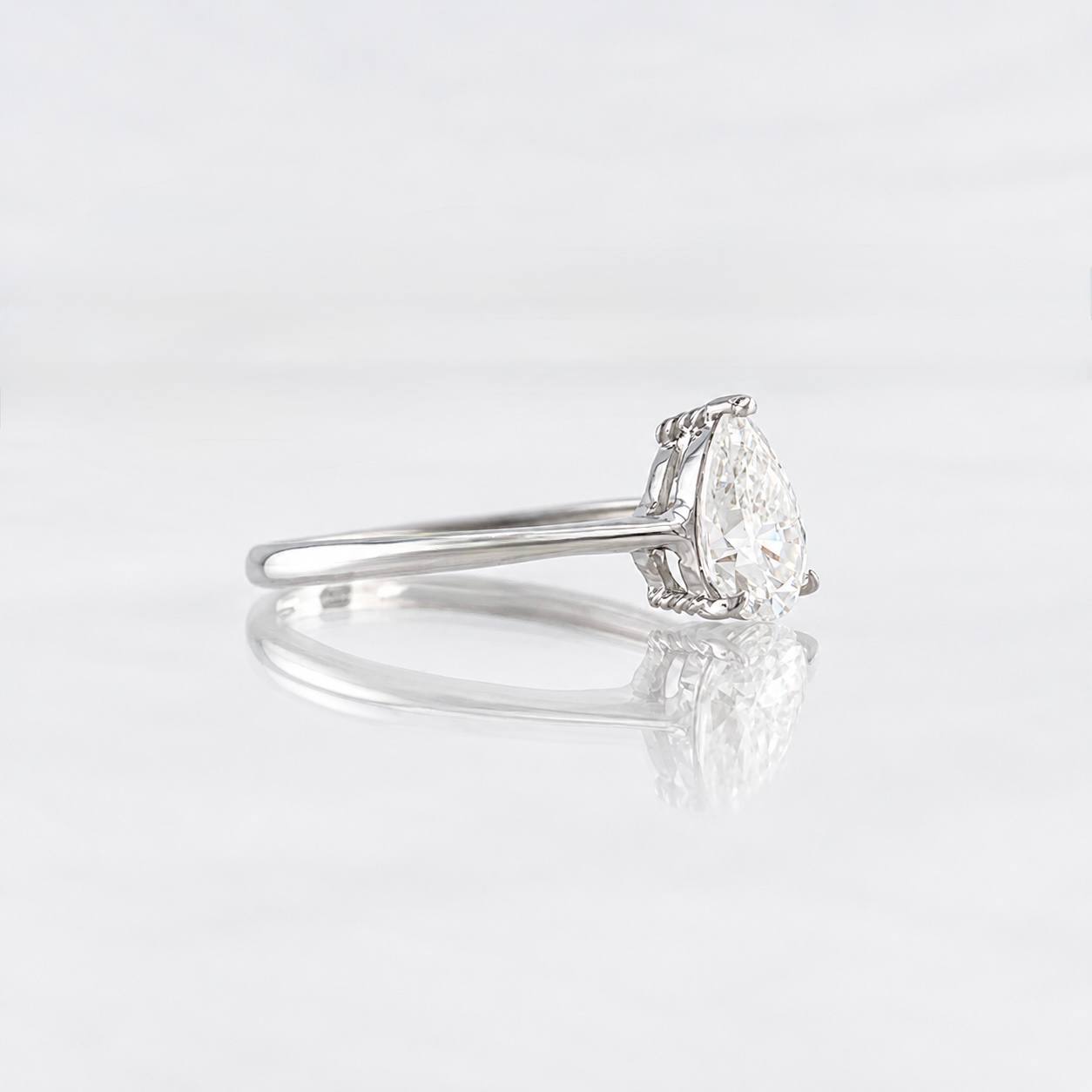 Anillo Gota Moisanita 1 qts 1.8g / T7 1/2 Oro Blanco 18K