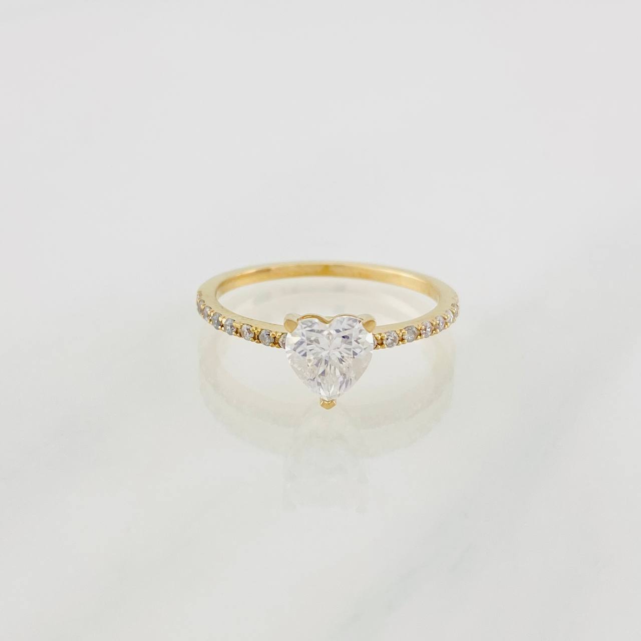Anillo Solitario Corazón Moisanitas 2.1 qts 1.85g / T7 Oro Amarillo 18K
