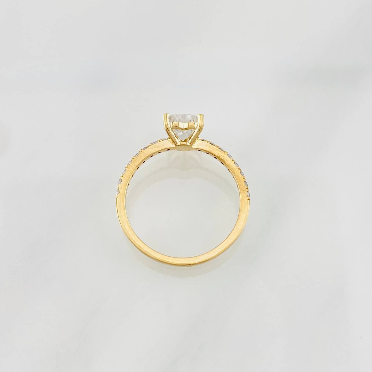 Anillo Solitario Corazón Moisanitas 2.1 qts 1.85g / T7 Oro Amarillo 18K