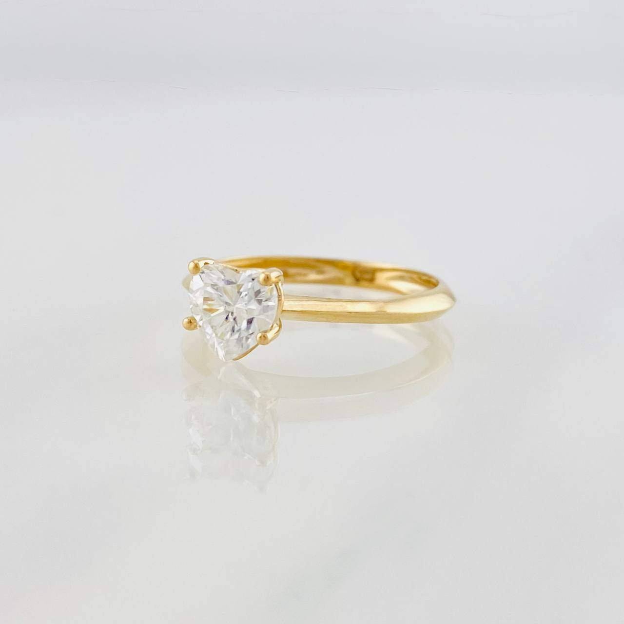 Anillo Solitario Corazón Moisanita 50 pts 1.6g / T6 Oro Amarillo 18K