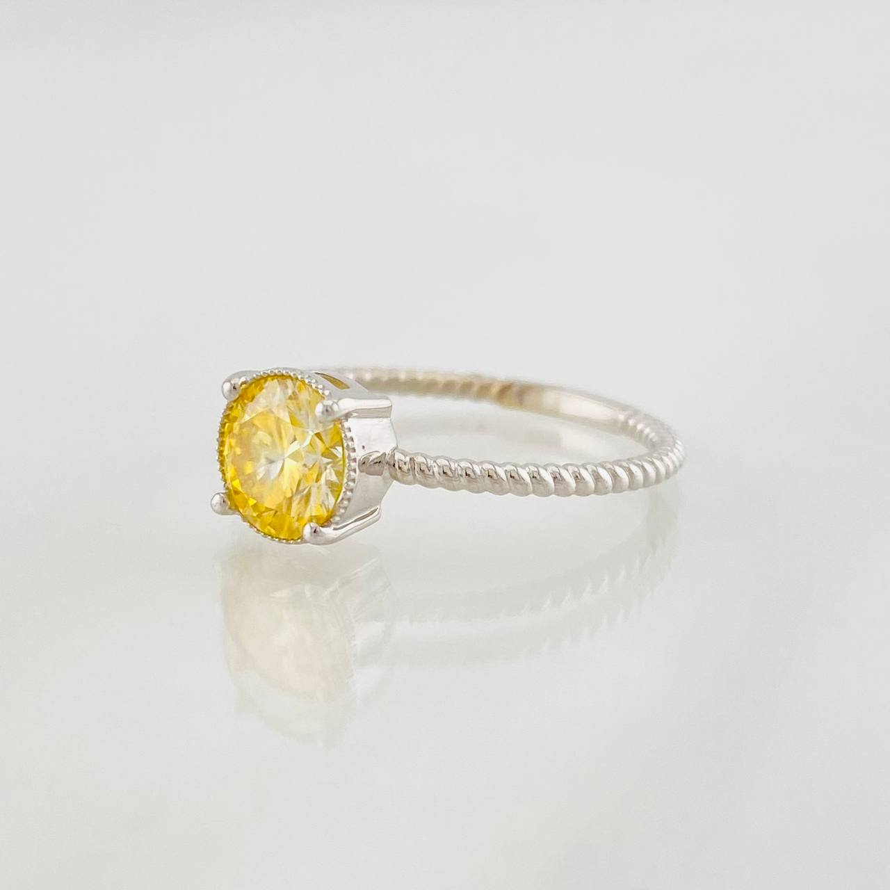 Anillo Solitario Circulo Moisanita 1 qts 1.9g / T7 Oro Amarillo 18K