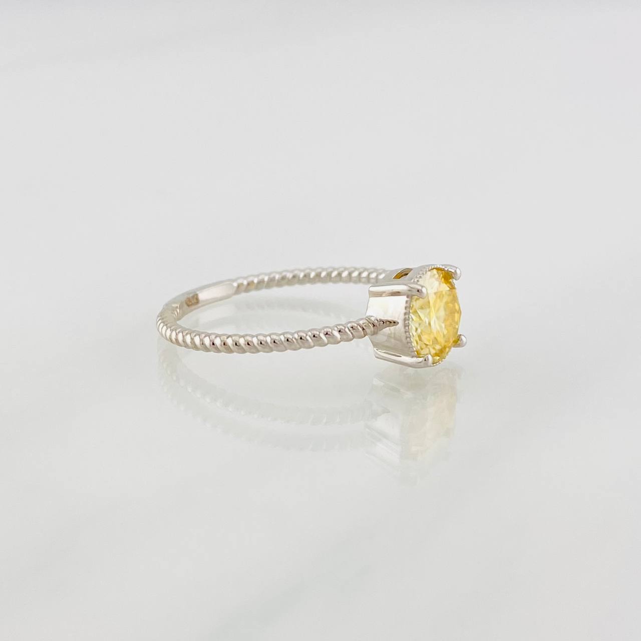 Anillo Solitario Circulo Moisanita 1 qts 1.9g / T7 Oro Amarillo 18K