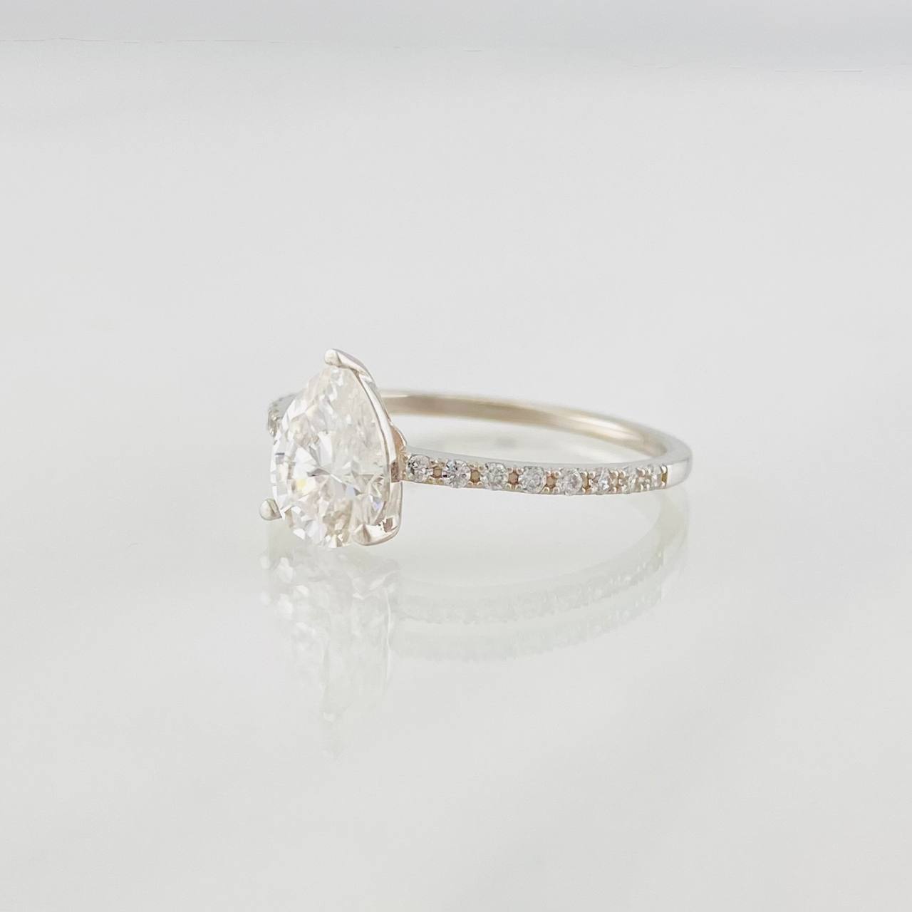 Anillo Solitario Gota Moisanitas 2.35 Qts 1.8g / T6 3/4 Oro Blanco 18K