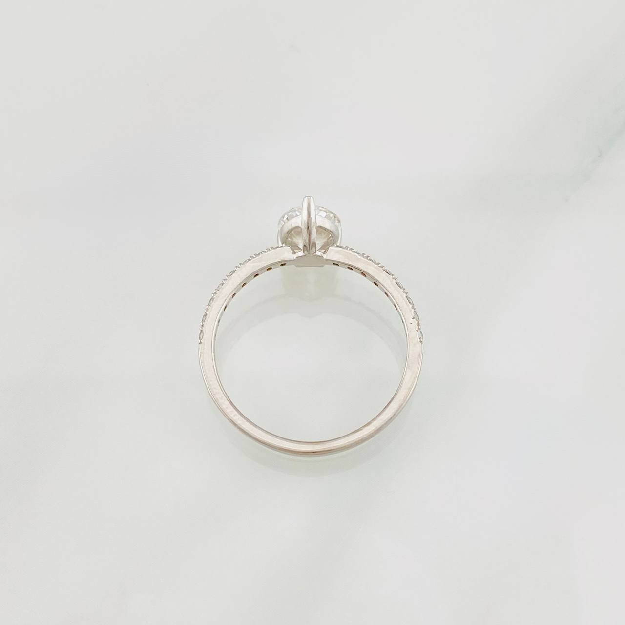 Anillo Solitario Gota Moisanitas 2.35 Qts 1.8g / T6 3/4 Oro Blanco 18K
