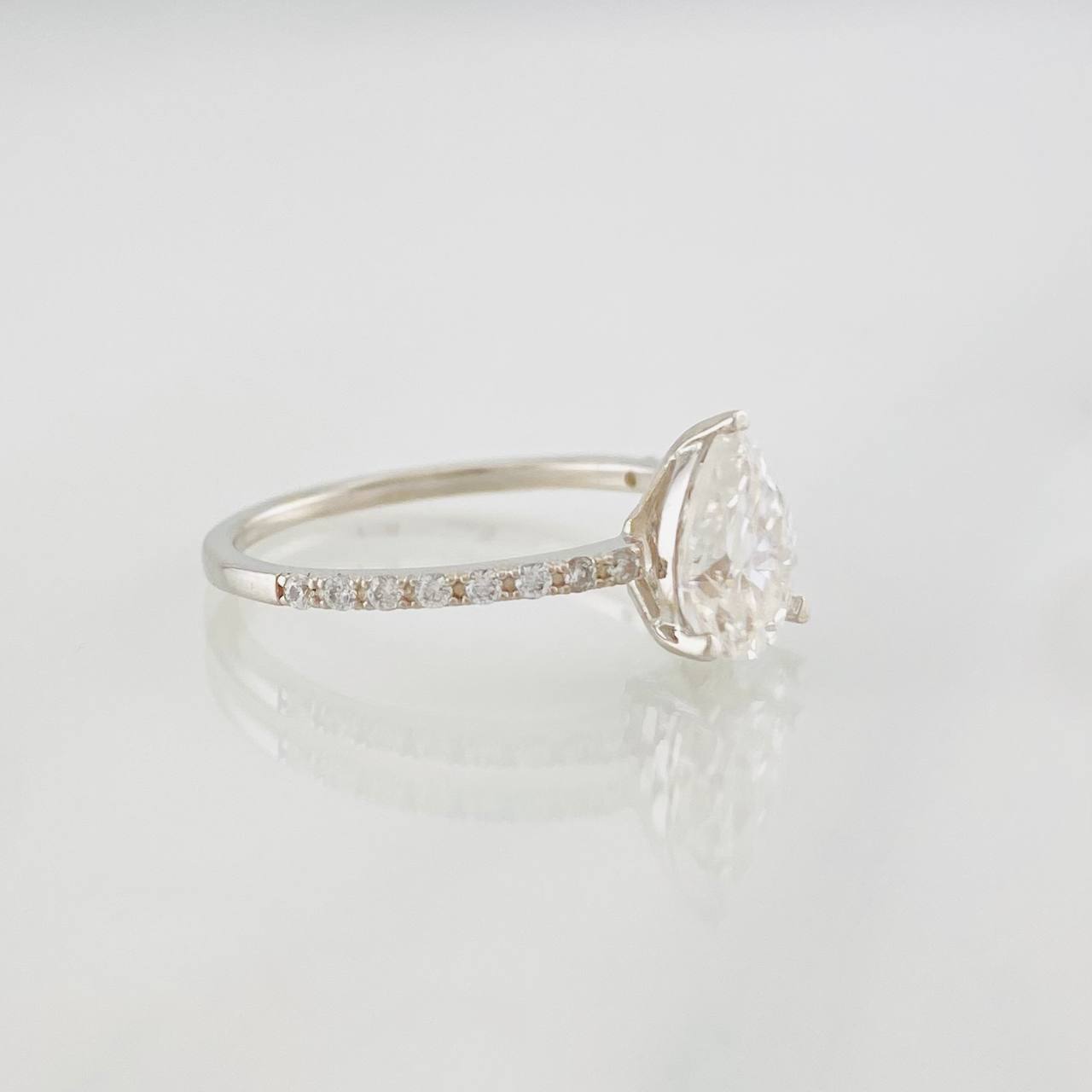 Anillo Solitario Gota Moisanitas 2.35 Qts 1.8g / T6 3/4 Oro Blanco 18K