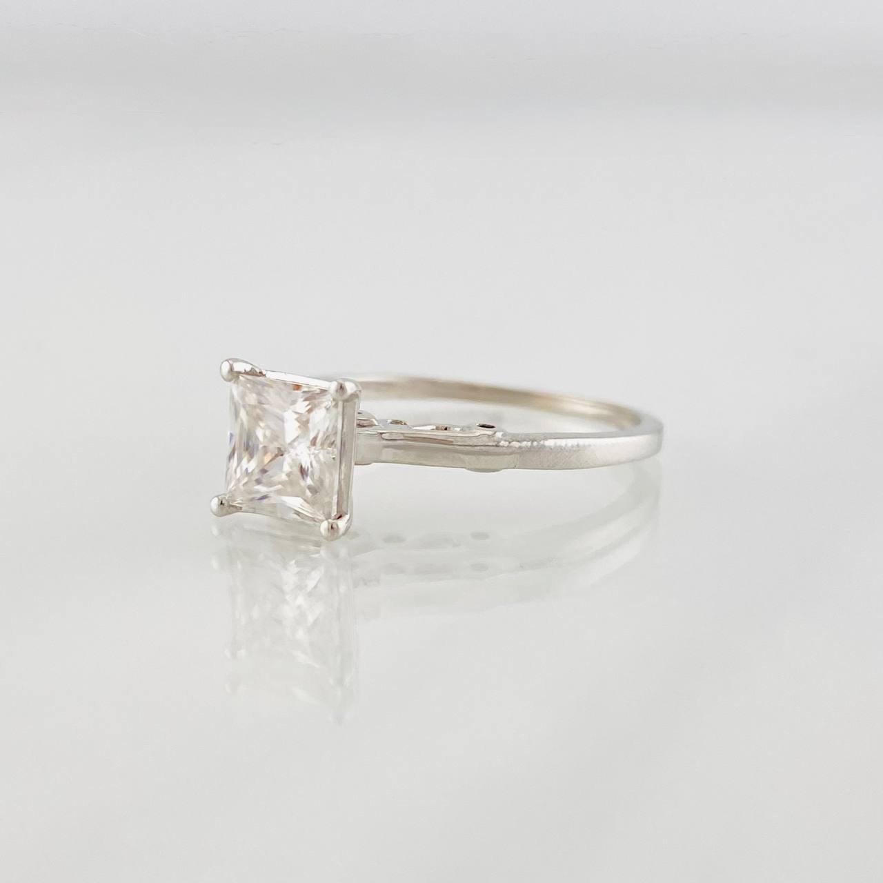 Anillo Solitario Cuadrado Moisanita 75 pts 2.5g / T6 3/4 Oro Blanco 18K