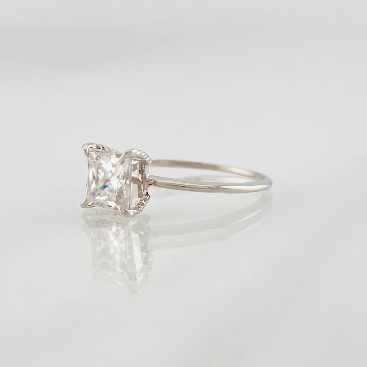 Anillo Solitario Cuadrado Moisanita 75 pts 1.45g / T6 1/4 Oro Blanco 18K