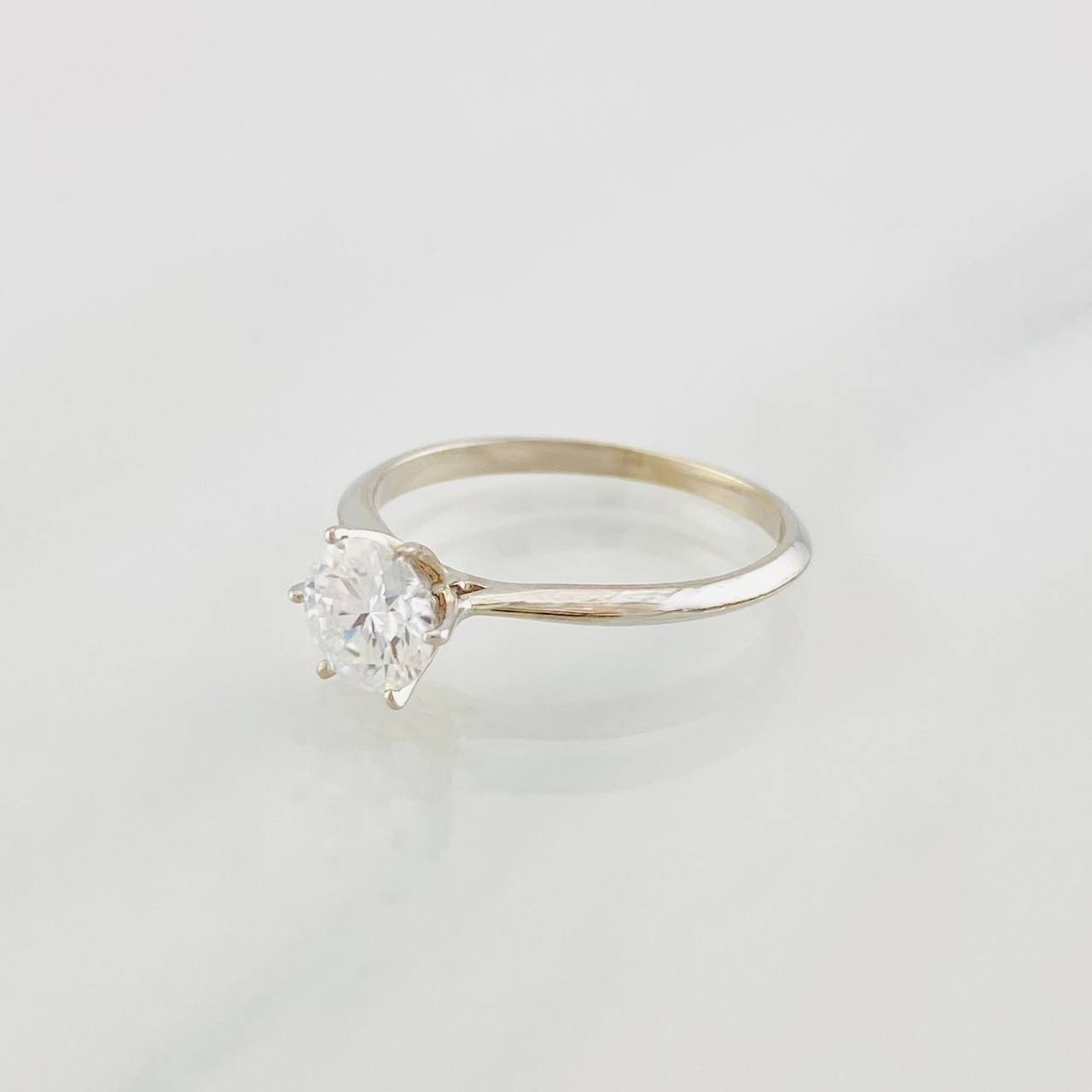 Anillo Solitario Moisanita 75 pts 1.8g / T6 3/4 Oro Blanco 18K
