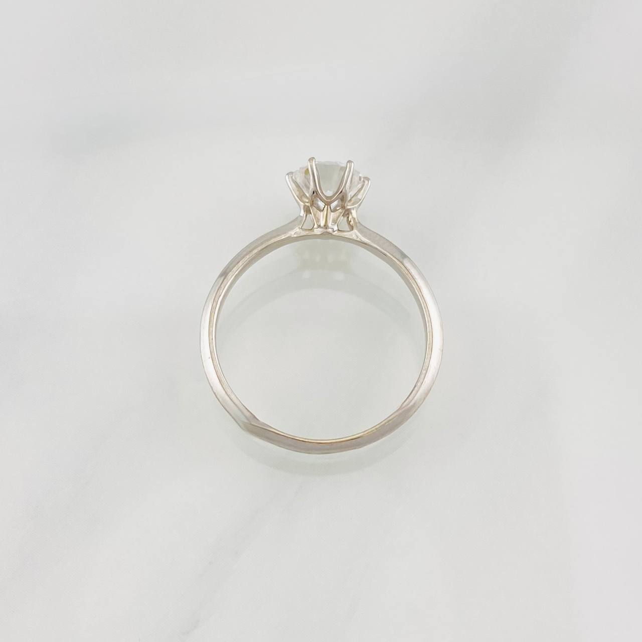 Anillo Solitario Moisanita 75 pts 1.8g / T6 3/4 Oro Blanco 18K
