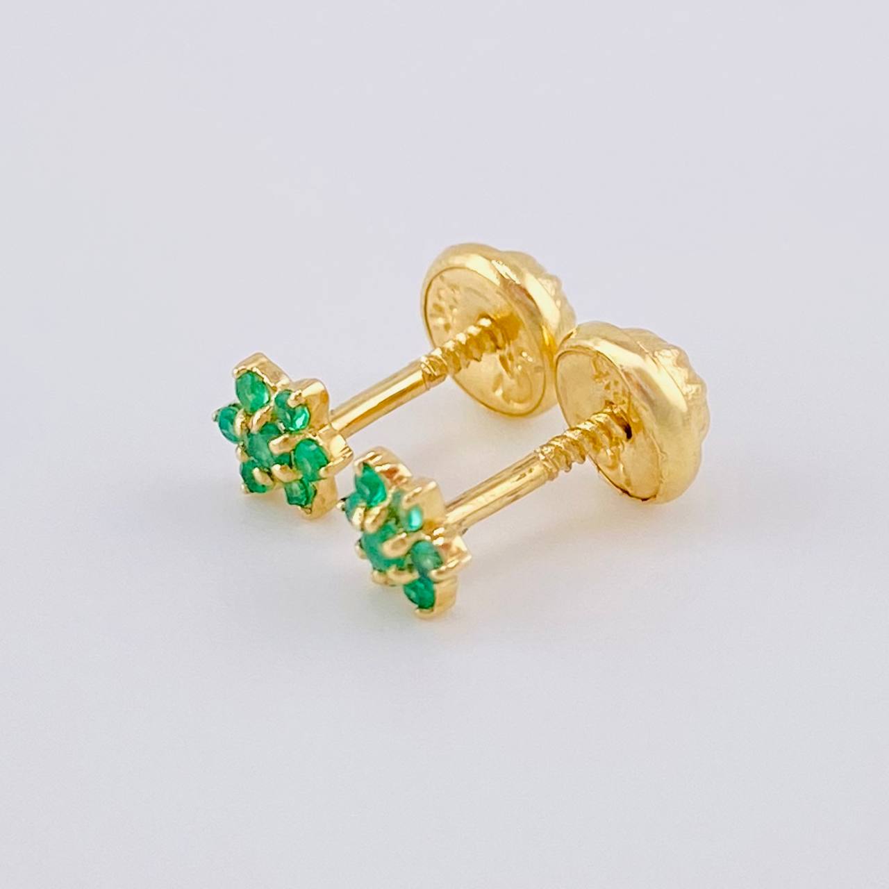 Topos Flor Driada Esmeraldas 9Pts 0.8 g / 4.3 mm Oro Amarillo 18K