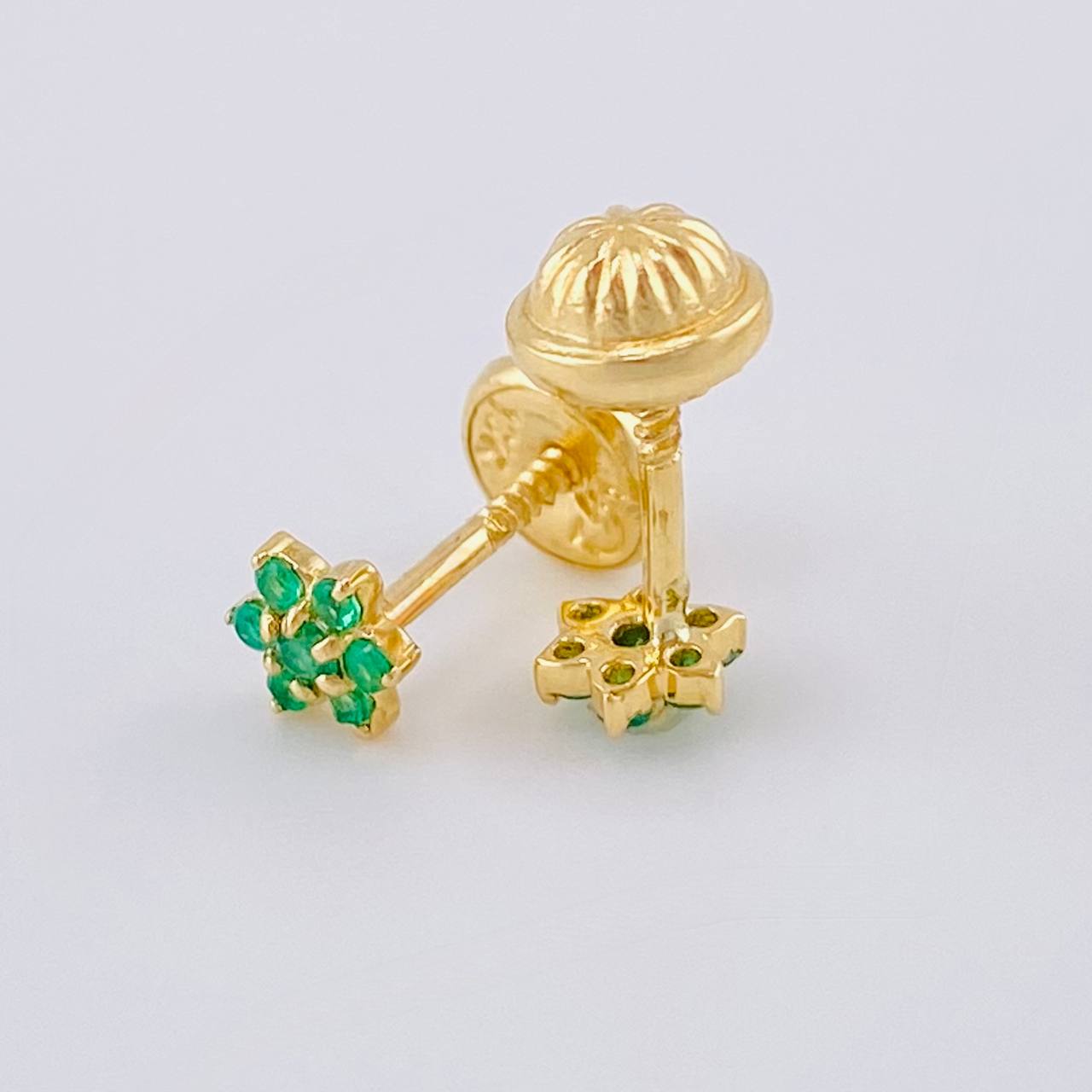 Topos Flor Driada Esmeraldas 9Pts 0.8 g / 4.3 mm Oro Amarillo 18K
