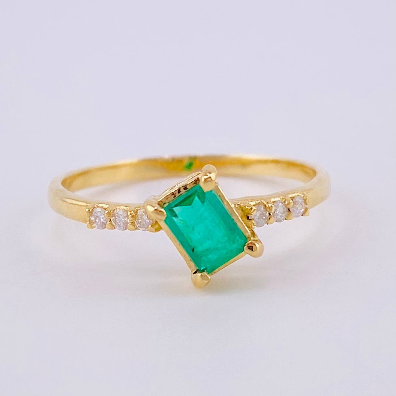 Anillo Exotico Esmeralda 39Pts 1.8 g / T7 Oro Amarillo 18K