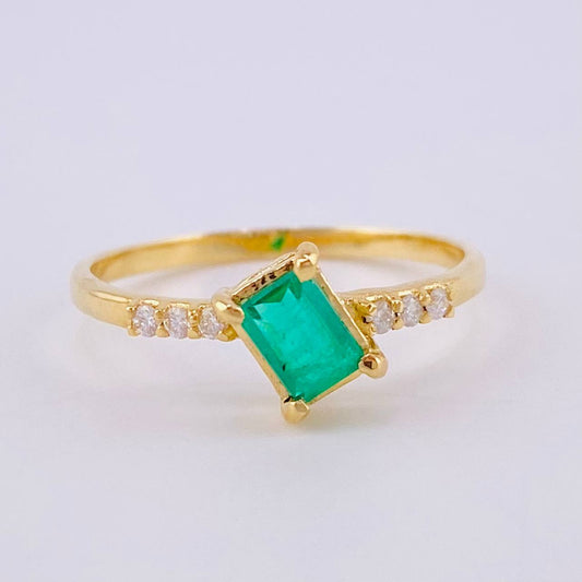 Anillo Exotico Esmeralda 39Pts 1.8 g / T7 Oro Amarillo 18K