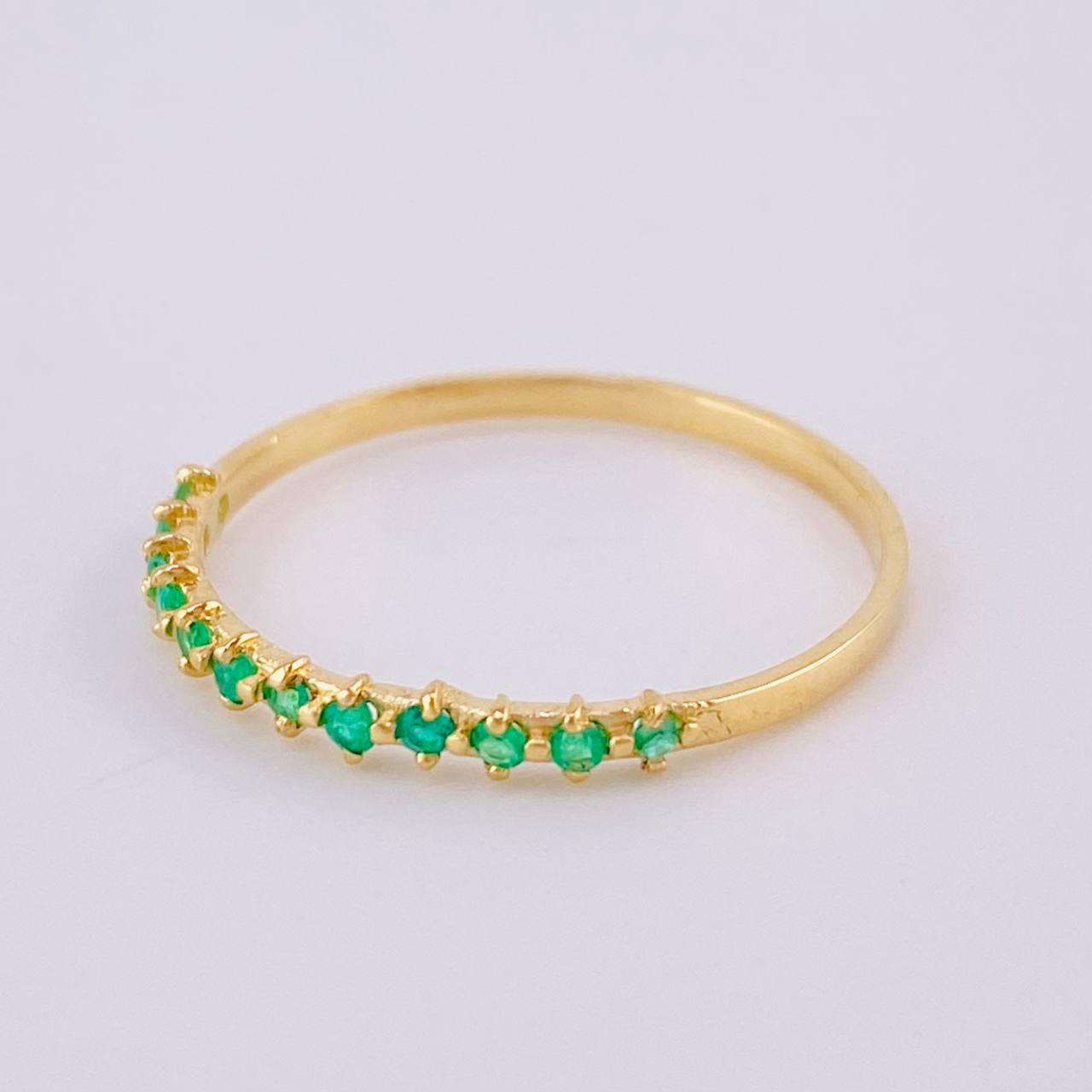Anillo Carril Esmeraldas 30Pts 0.85 g / T6 3/4 Oro Amarillo 18K
