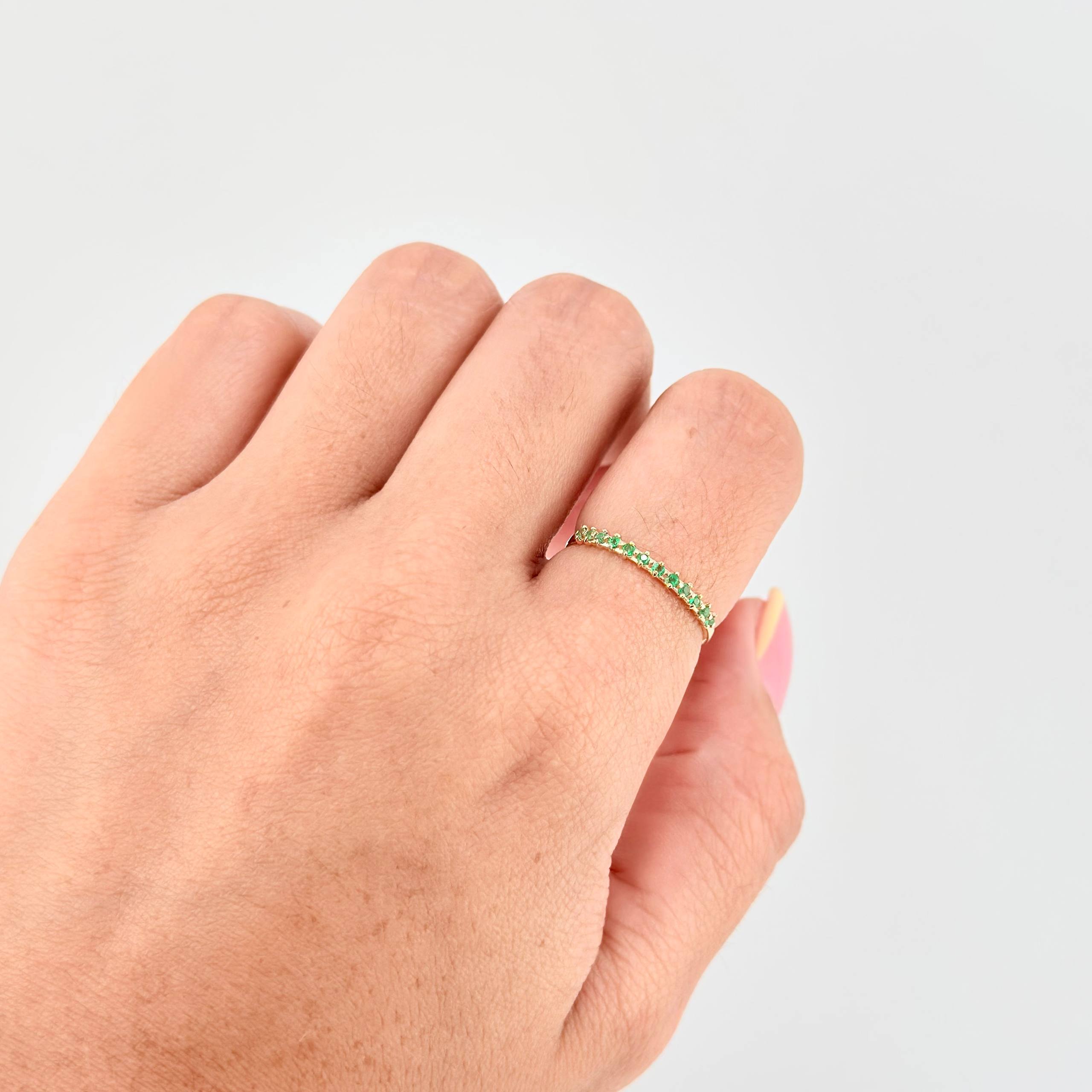 Anillo Carril Esmeraldas 30Pts 0.85 g / T6 3/4 Oro Amarillo 18K