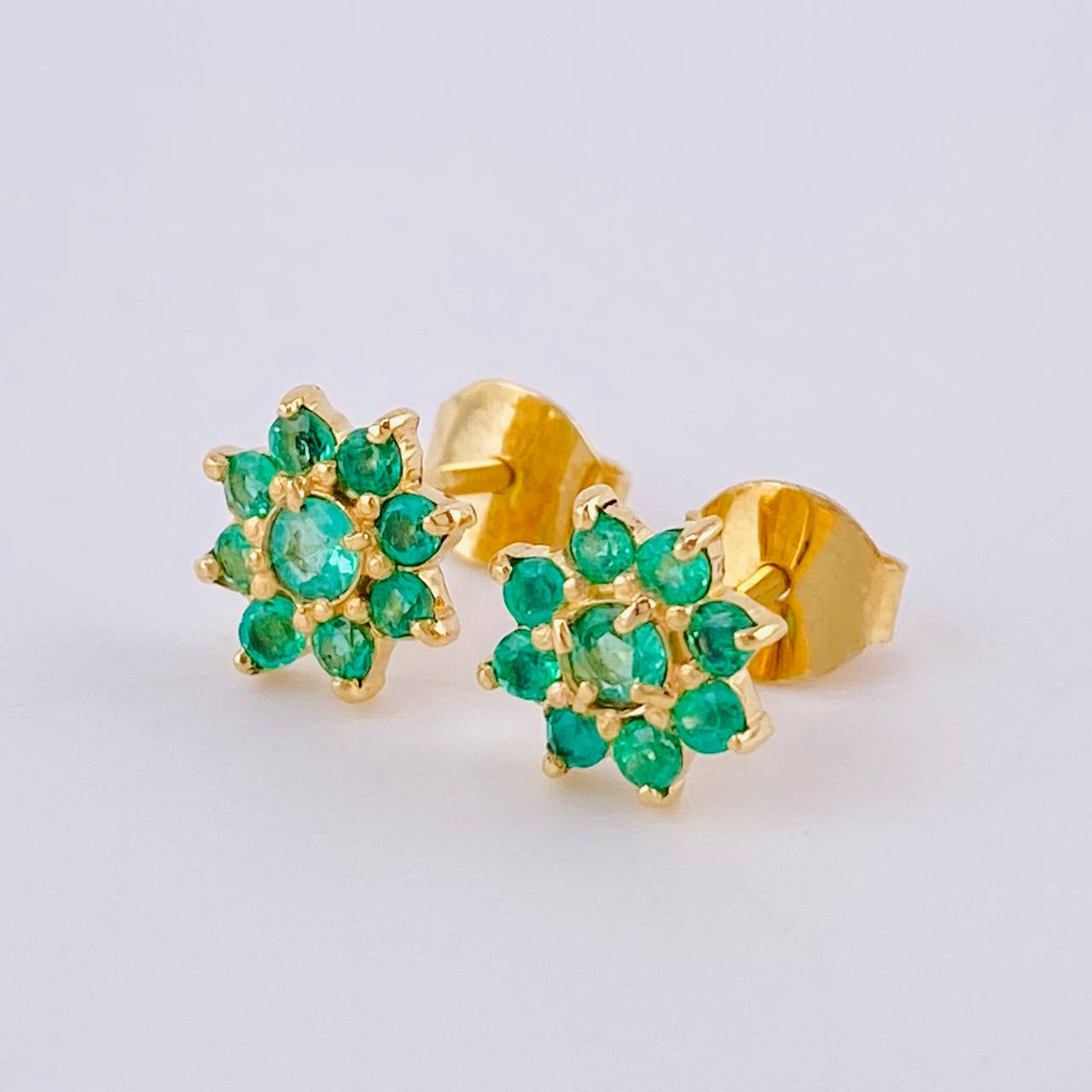 Topos Floreados Esmeraldas 60Pts 1.85 g / 8 mm Oro Amarillo 18K