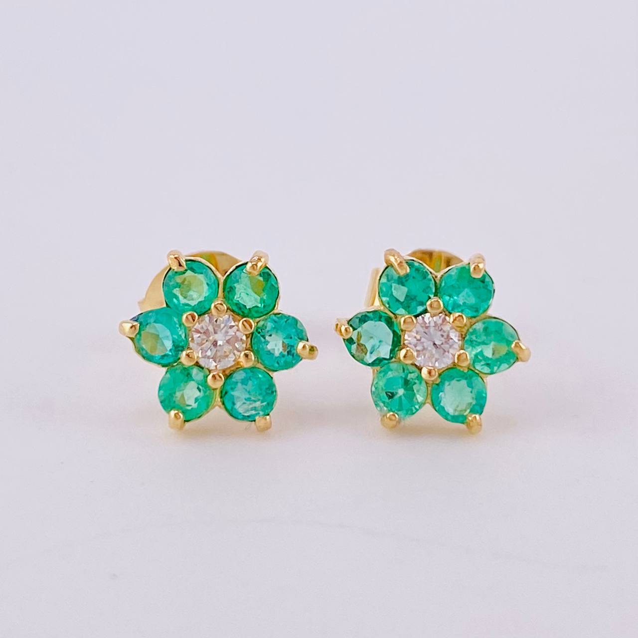 Topos Floreados Esmerladas 35Pts Diamante 7Pts 1.8 g / 8 mm Oro Amarillo 18K