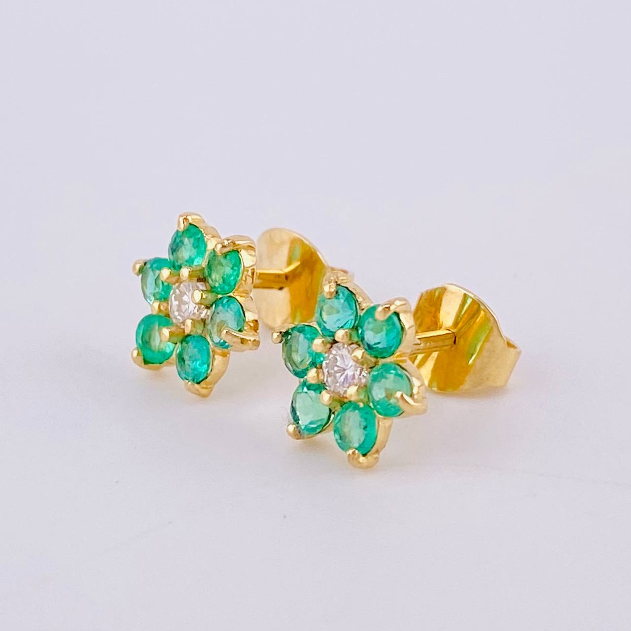 Topos Floreados Esmerladas 35Pts Diamante 7Pts 1.8 g / 8 mm Oro Amarillo 18K