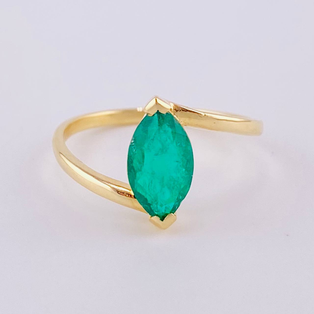 Anillo Ovalo Marqueza Esmeralda 70Pts 1.95 g / T6 1/2 Oro Amarillo 18K