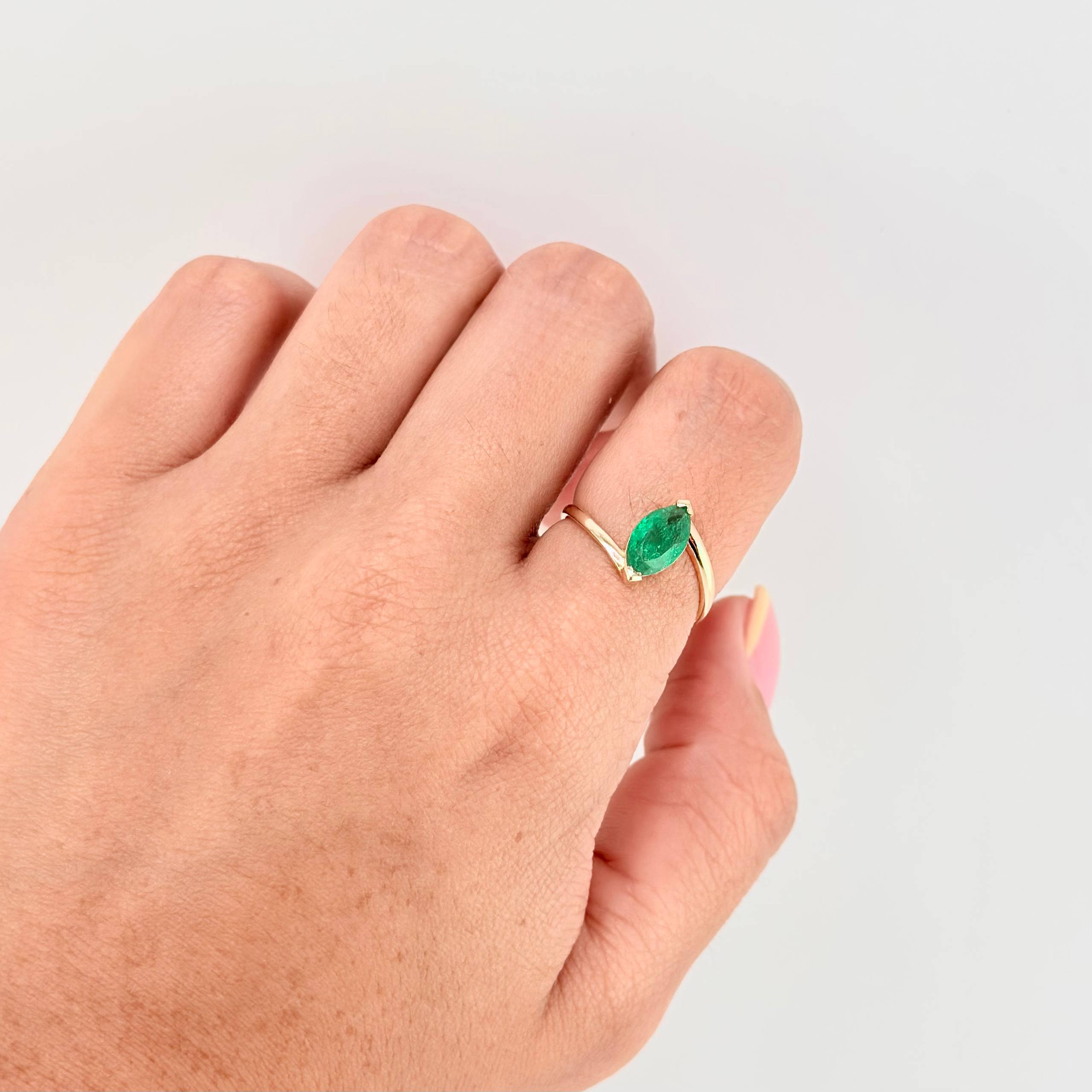 Anillo Ovalo Marqueza Esmeralda 70Pts 1.95 g / T6 1/2 Oro Amarillo 18K