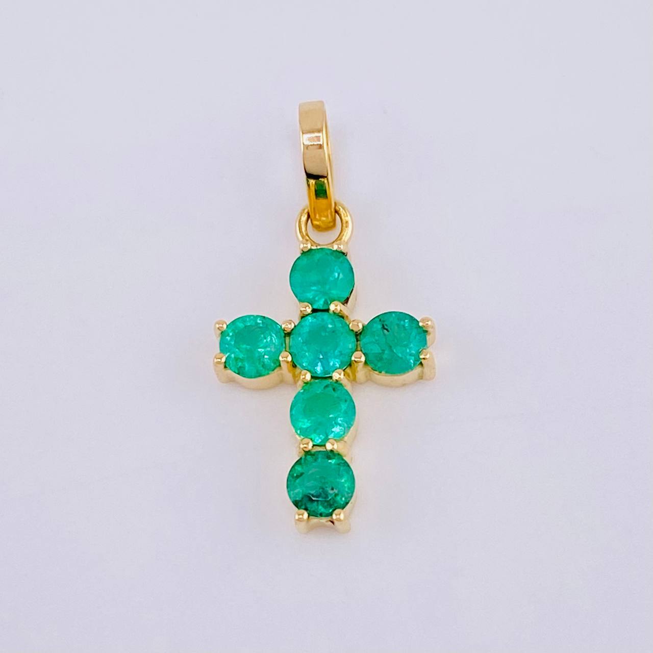 Dije Cruz Tupida Esmeraldas 45Pts 0.8 g / 1.8 cm Oro Amarillo 18K