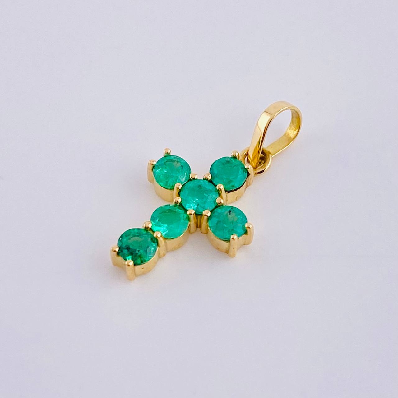 Dije Cruz Tupida Esmeraldas 45Pts 0.8 g / 1.8 cm Oro Amarillo 18K
