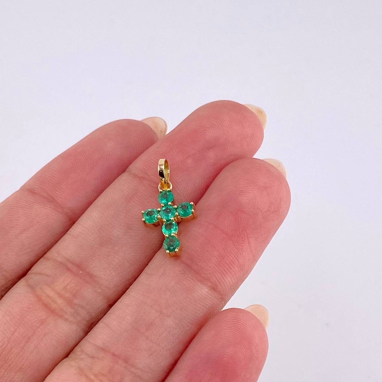 Dije Cruz Tupida Esmeraldas 45Pts 0.8 g / 1.8 cm Oro Amarillo 18K