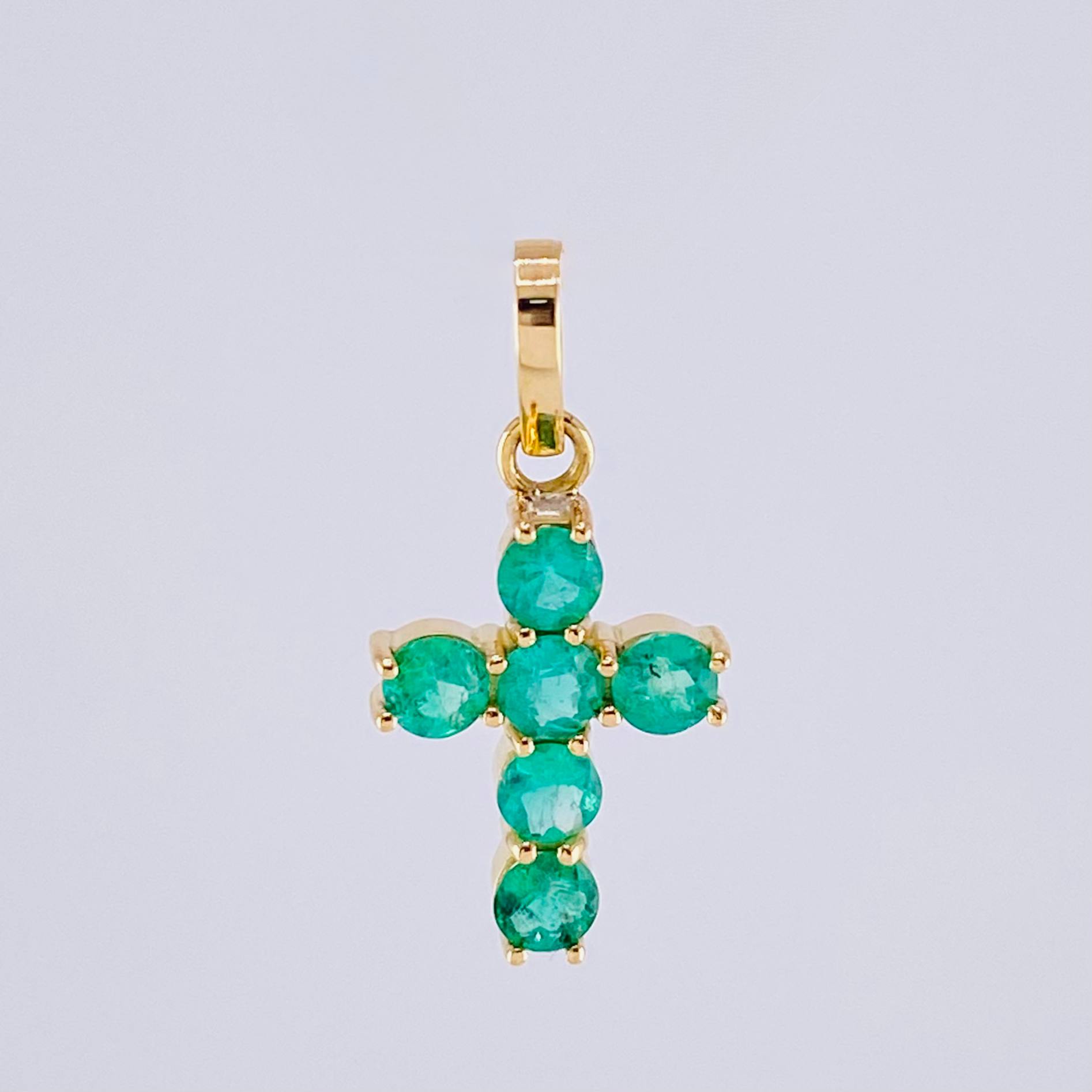 Dije Cruz Tupida Esmeraldas 45Pts 0.8 g / 1.8 cm Oro Amarillo 18K