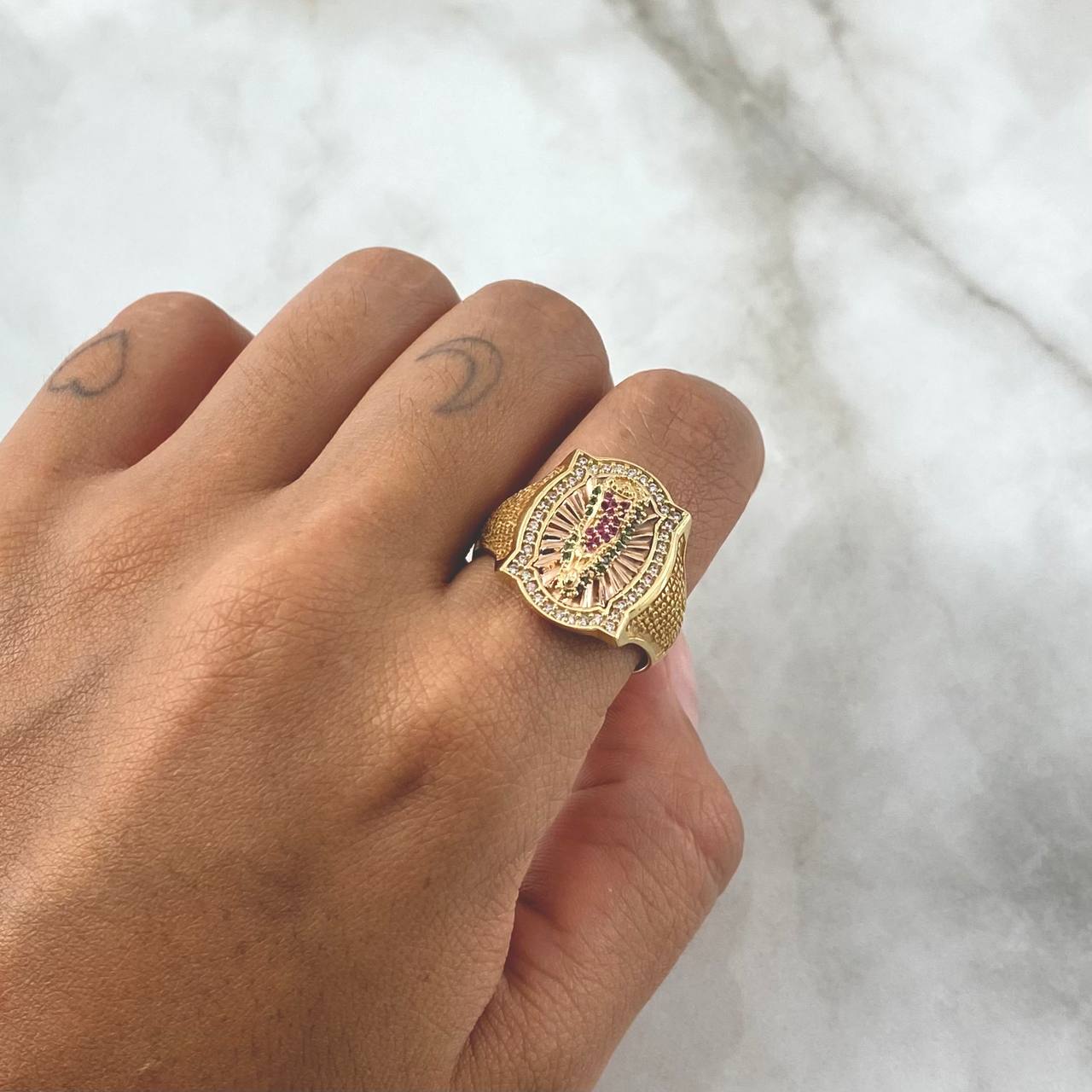 Anillo Marco Virgen Guadalupe 9.3gr / T10 1/2 / Circones Fucsias Verdes Y Blancos Dos Oros Amarillo Rosa 18K *