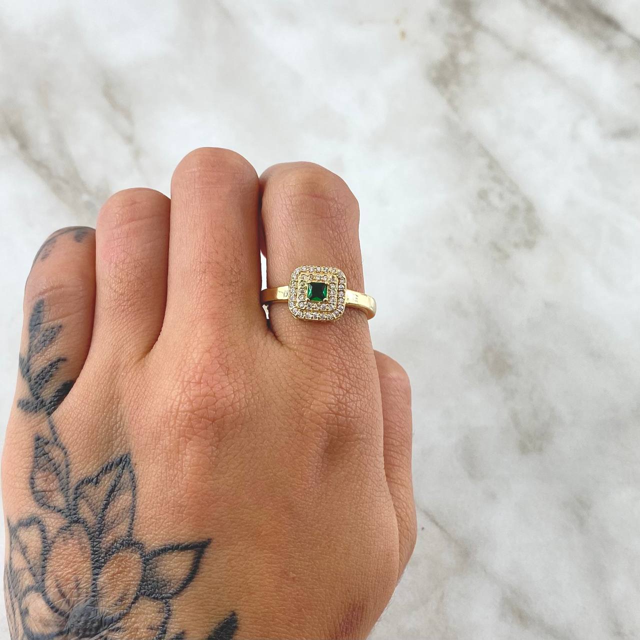 Anillo Halo Cuadrado 3.45gr / T7 3/4 / Circones Blancos Verde Oro Amarillo 18K ©
