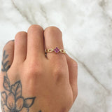 Anillo Flor Eslabones Fijos 2.1gr / T6 3/4 / Circones Fucsias Oro Amarillo 18K ©