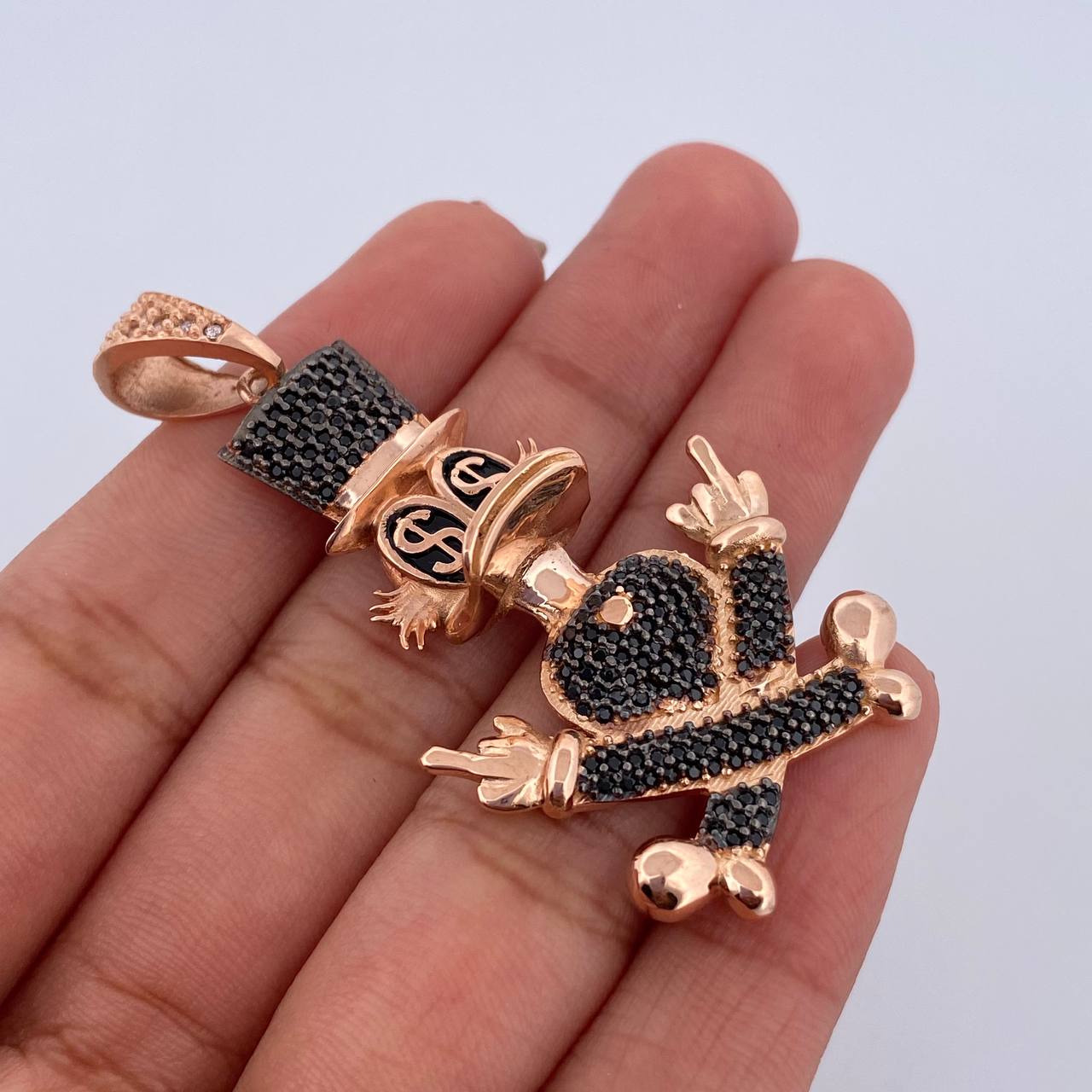 Dije Pato Sombrero 12.05gr / 5.6cm / Circones Negros Blancos Dos Oros Negro Rosa 18K $