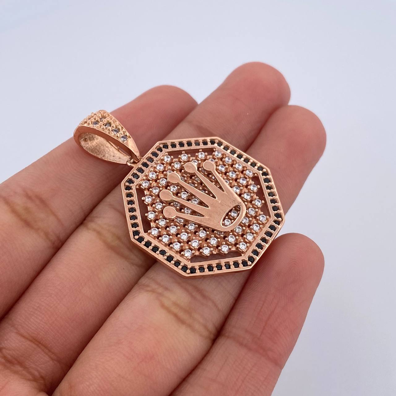 Dije Corona RX 8.35gr / 3.8cm / Circones Negros Blancos Oro Rosa 18K $