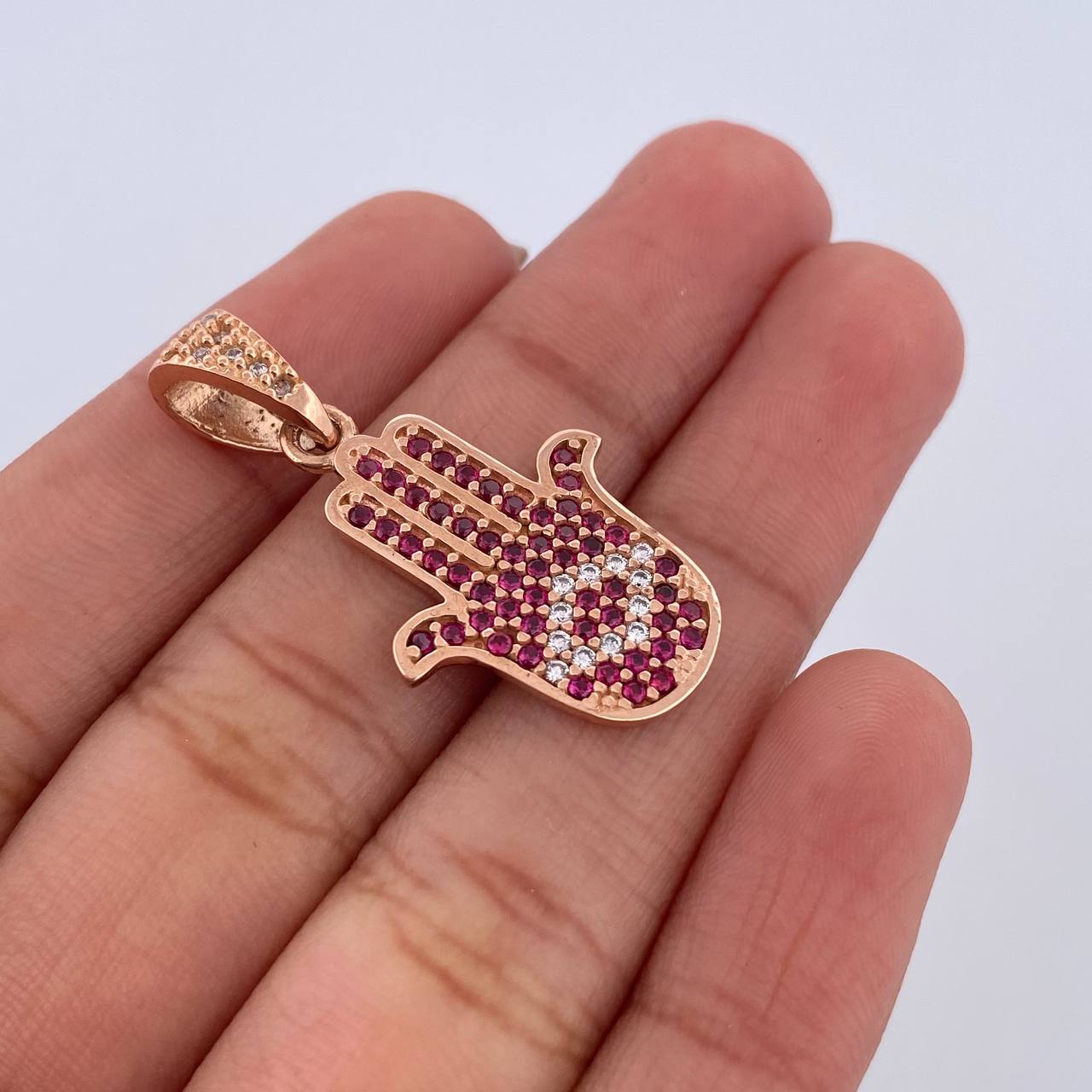 Dije Mano Hamsa 3.7gr / 3.3cm / Circones Fucsias Blancos Oro Rosa 18K $