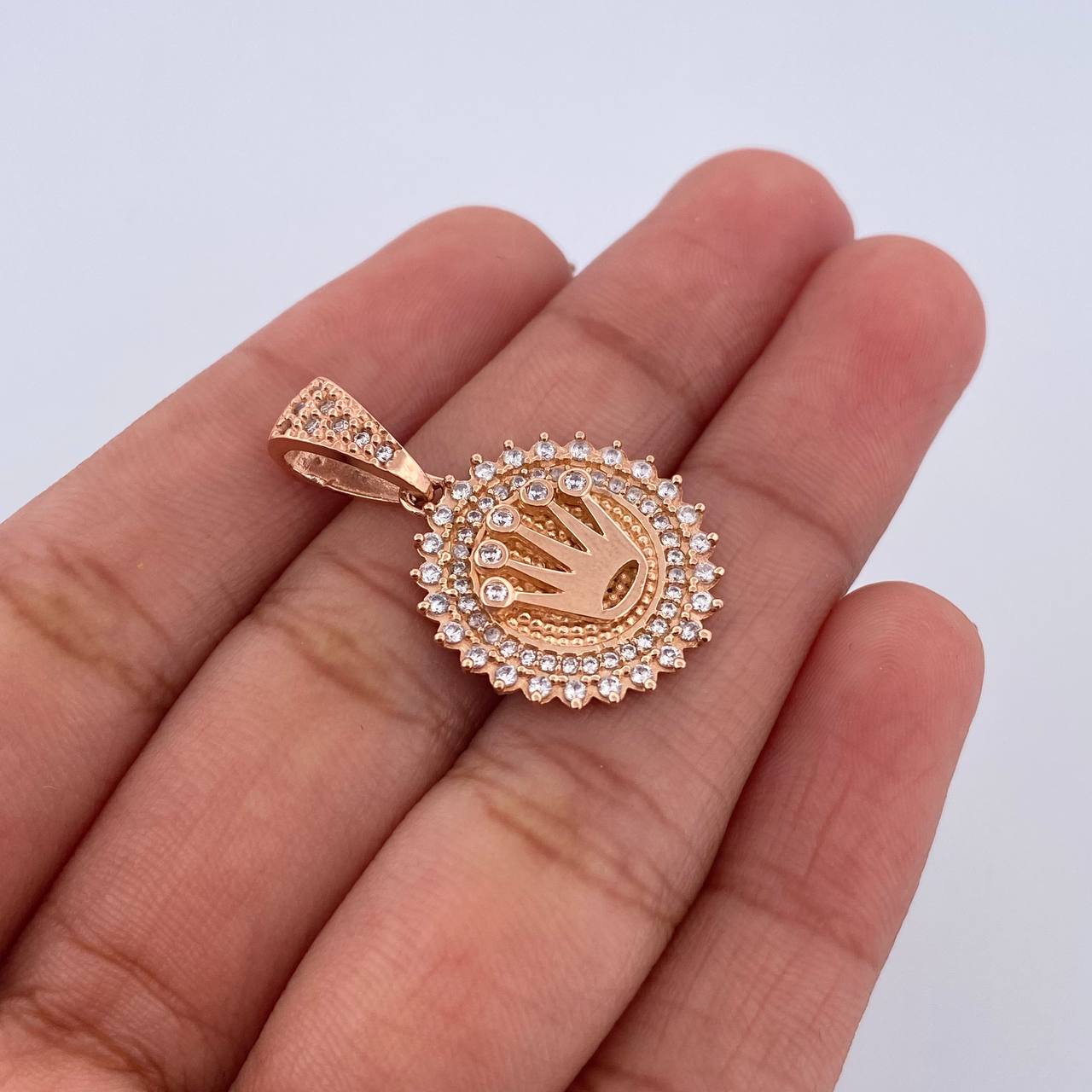 Dije Medalla Corona RX 3.9gr / 2.8cm / Circones Blancos Oro Rosa 18K $