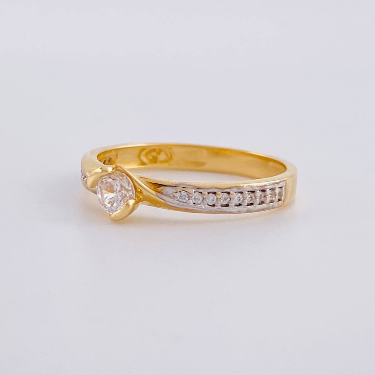 Anillo solitario entrelazado 2.85g / T7 3/4 Dos Oros Amarillo Blanco 18K