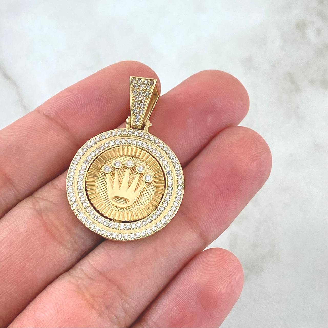Dije Medalla Corona RX 6gr / 3.3cm / Circones Blancos Oro Amarillo 18K