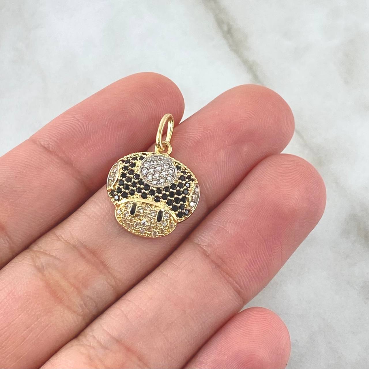 Dije Hongo Animado 2.05gr / 2.2cm / Circones Blancos Y Negros Oro Amarillo 18K