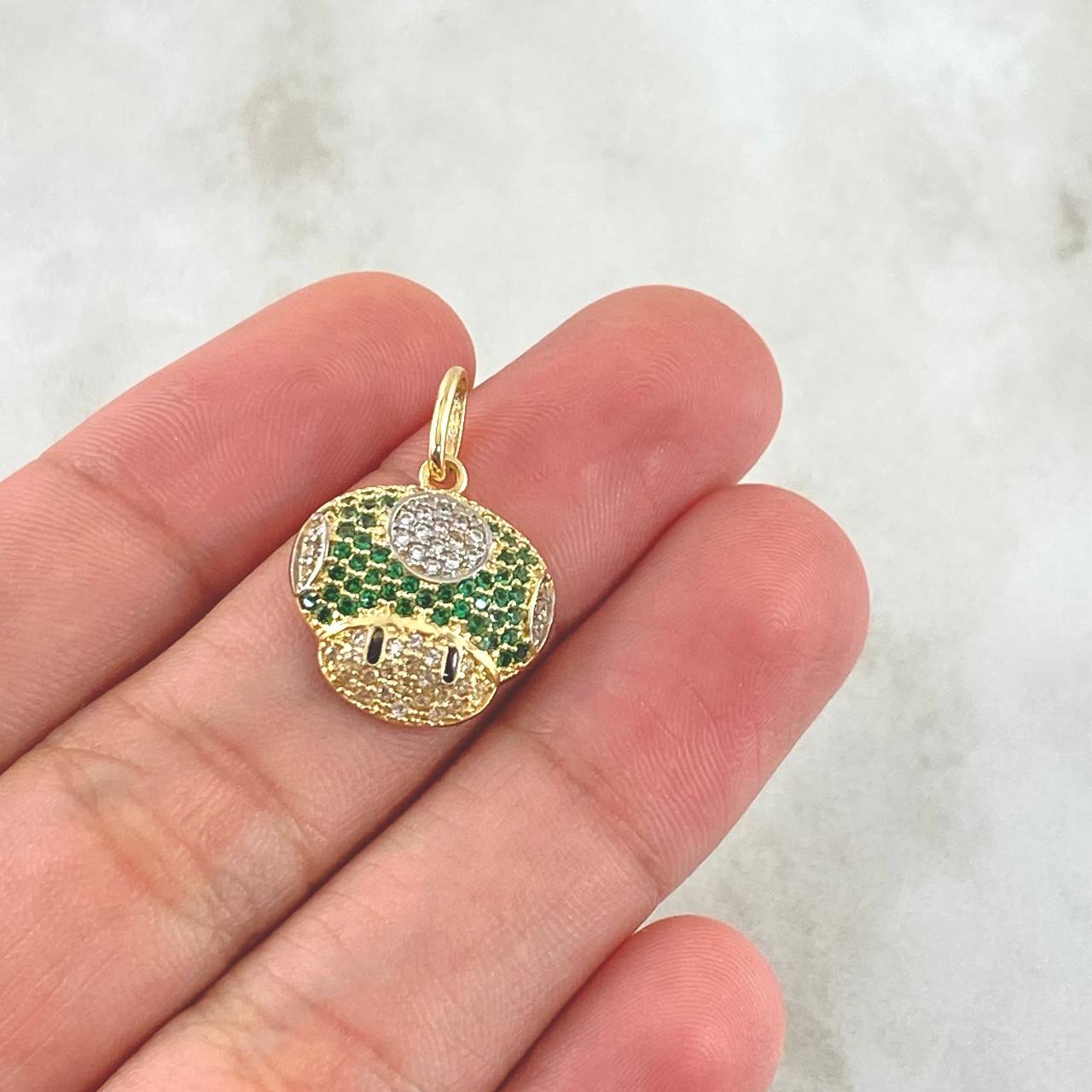 Dije Hongo Animado 2.3gr / 2cm / Circones Blancos Verdes Oro Amarillo 18K *