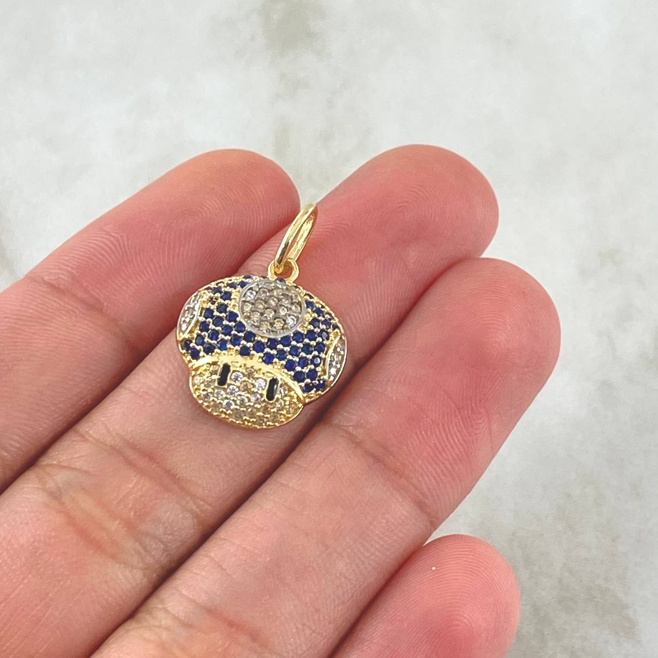 Dije Hongo Animado 2.25gr / 2.2cm / Circones Blancos Negros Y Azules Oro Amarillo 18K