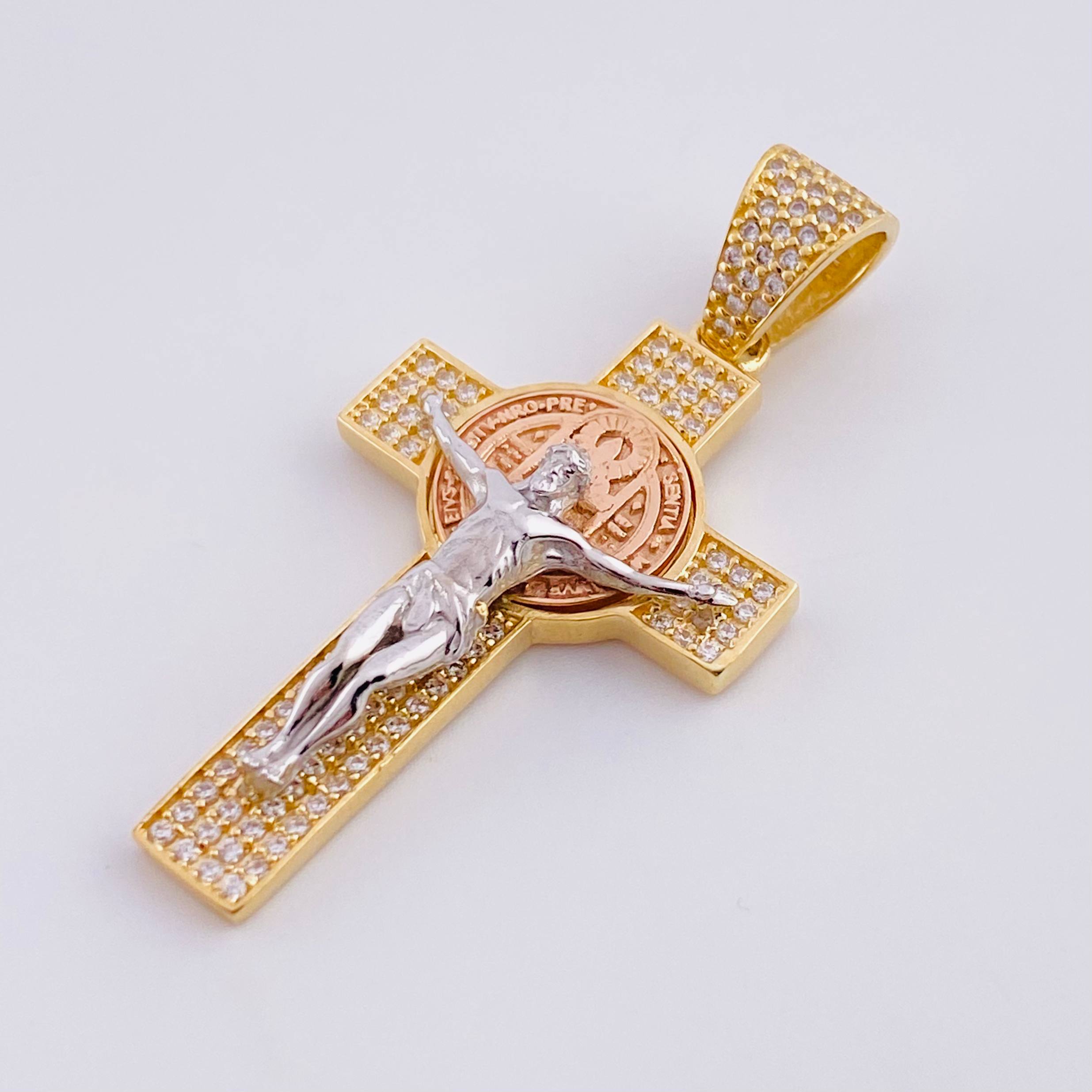 Dije Cruz cristo san benito 5.8g / 4.3cm Tres Oros 18K