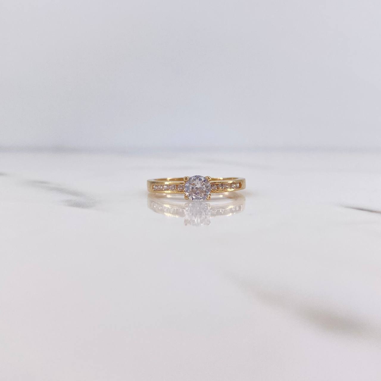 Anillo Solitario Churumbela 1.65gr / T5 3/4 / Circones Blancos Oro Amarillo 18K $
