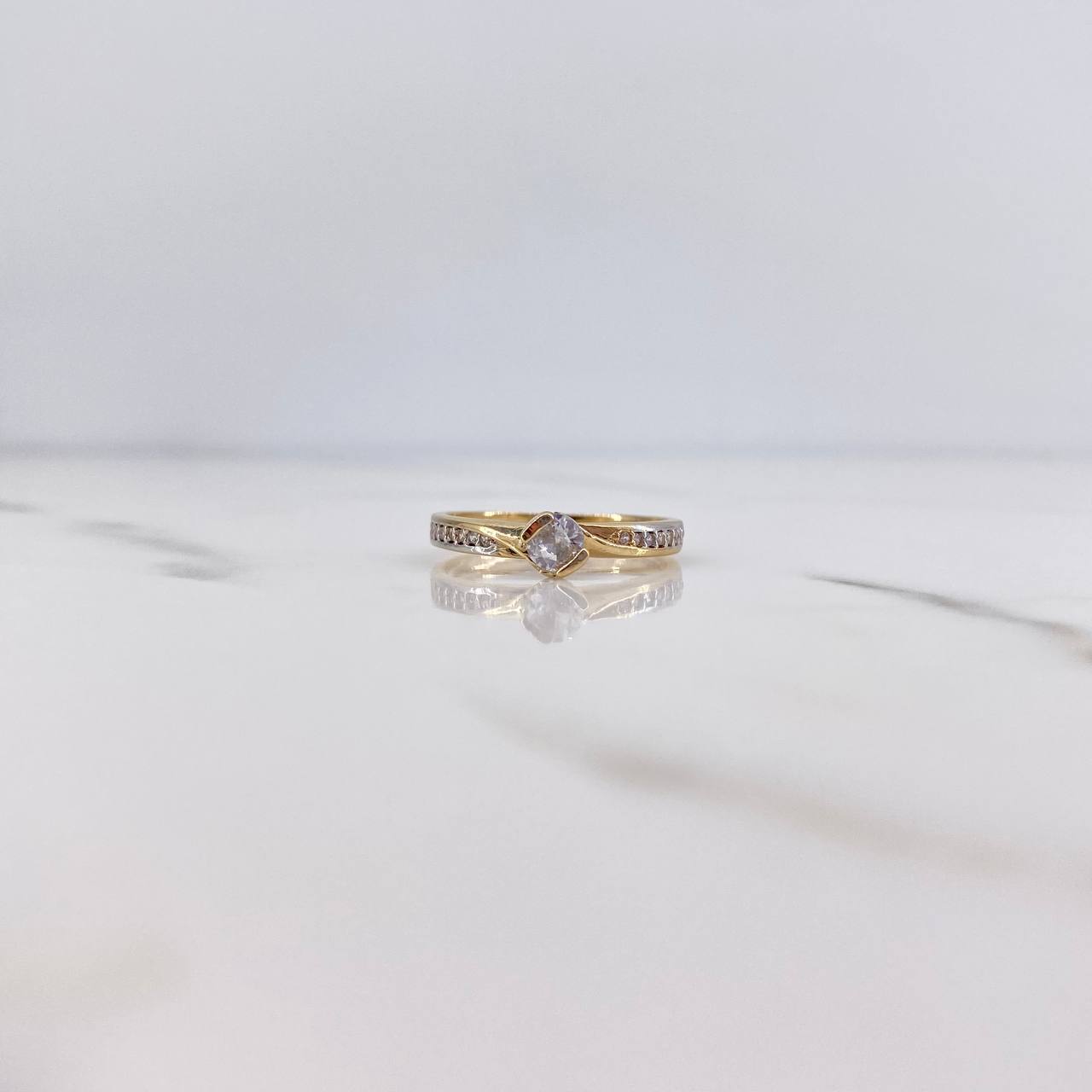 Anillo Solitario Linea Invertida 2.2gr / T6 1/2 / Circones Blancos Dos Oros Amarillo Blanco 18K $
