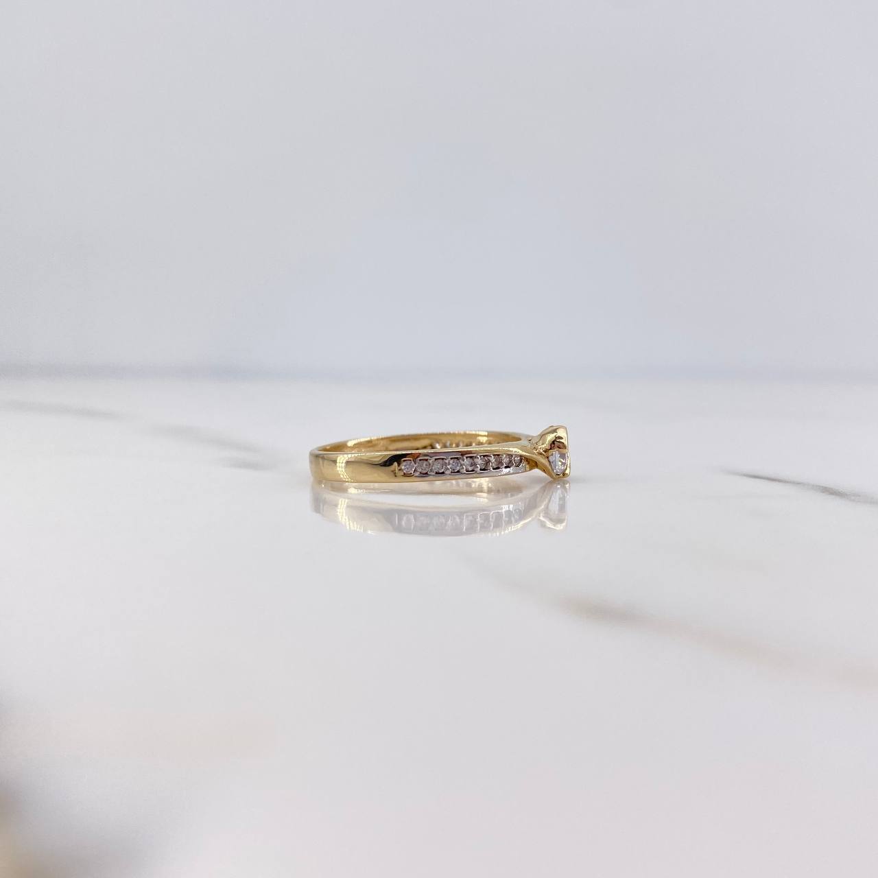 Anillo Solitario Linea Invertida 2.2gr / T6 1/2 / Circones Blancos Dos Oros Amarillo Blanco 18K $