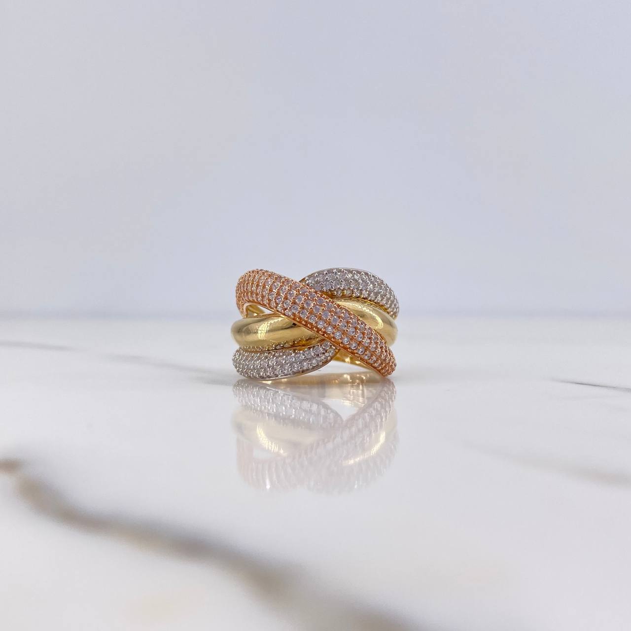 Anillo Rustico Curvas 6.7gr / T7 1/4 / Circones Blancos Tres Oros 18K $