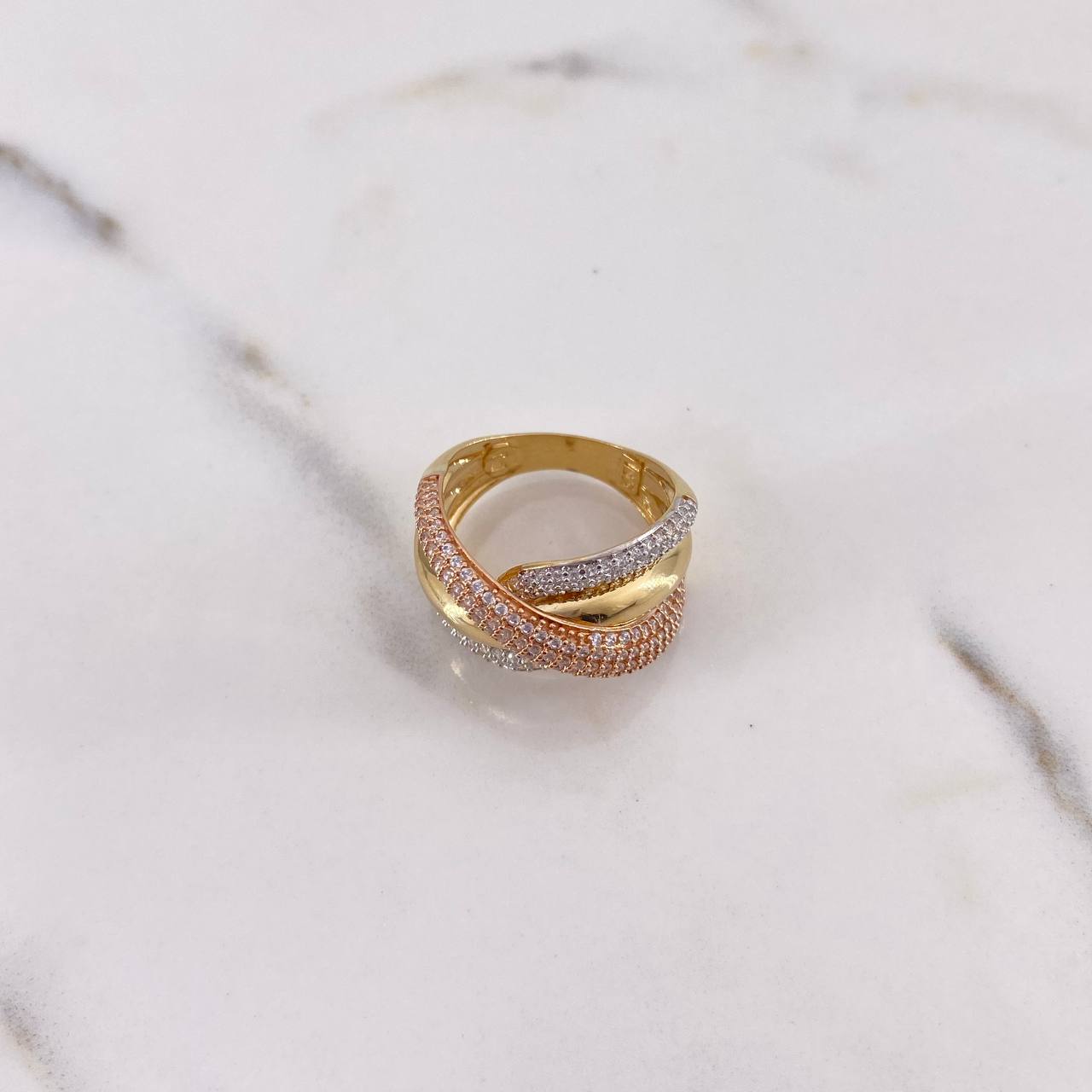 Anillo Rustico Curvas 6.7gr / T7 1/4 / Circones Blancos Tres Oros 18K $