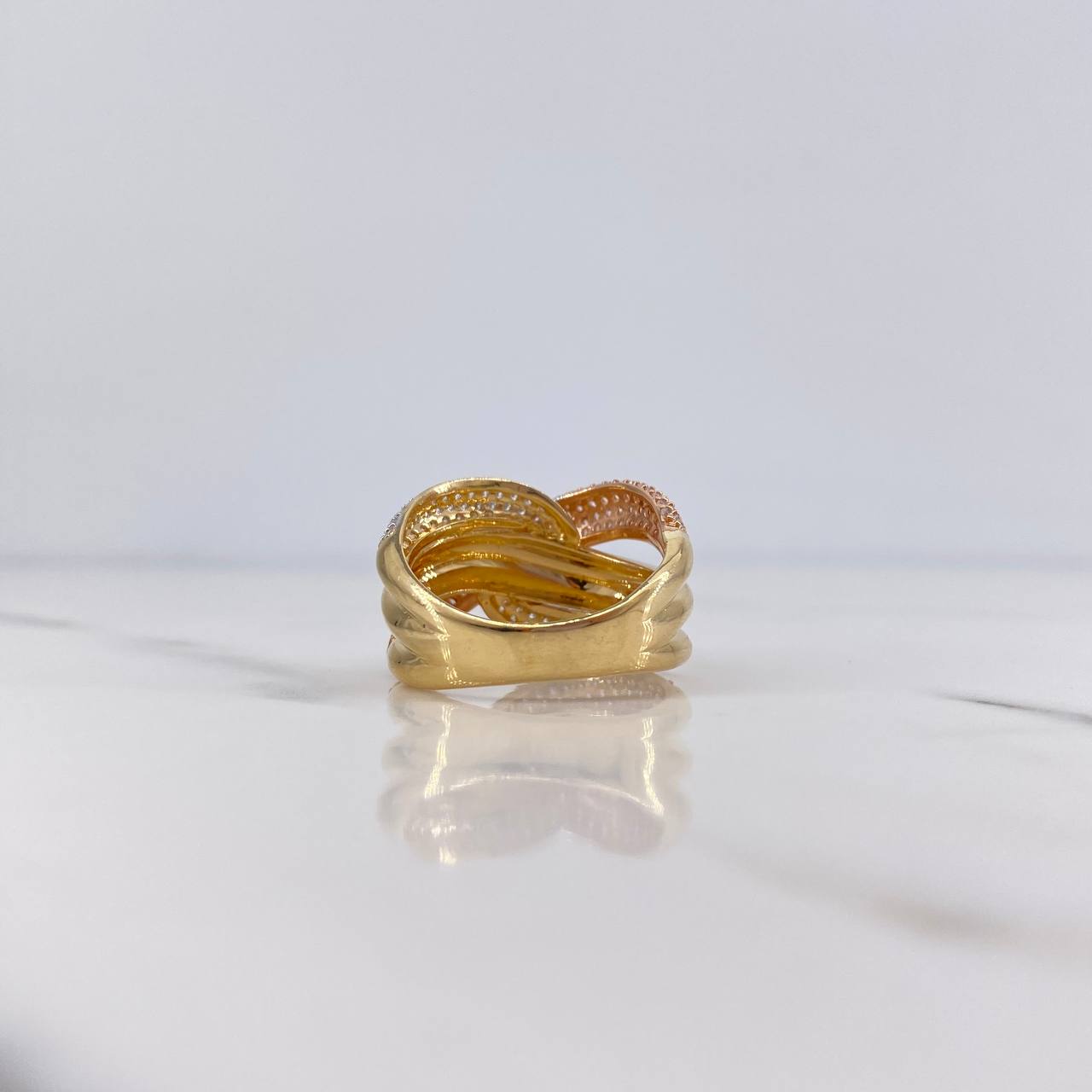 Anillo Rustico Curvas 6.7gr / T7 1/4 / Circones Blancos Tres Oros 18K $