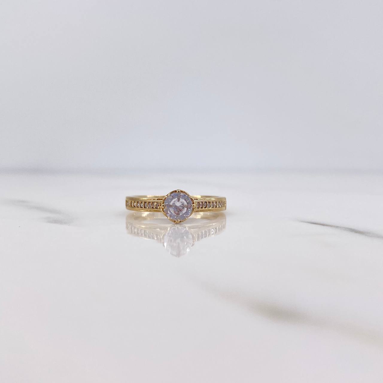 Anillo Solitario 2.6gr / T7 / Circones Blancos Oro Amarillo 18K $