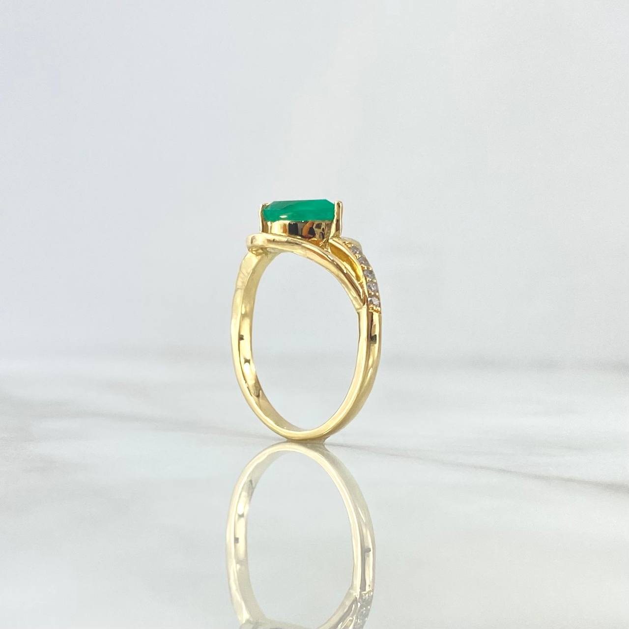 Anillo Soliario Gota Horizontal 3.5gr / T7 / Esmeralda 1.12qts - Diamantes Blancos 0.09pts Oro Amarillo 18K (Joya)