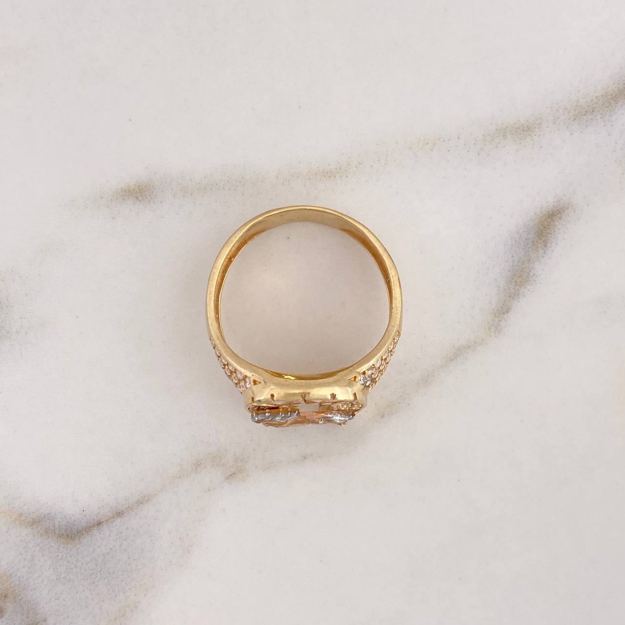 Anillo Herradura Caballo 5.5gr / T8 1/2 / Circones Blancos Tres Oros 18K $
